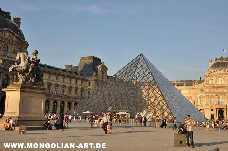 181_pyramide_paris