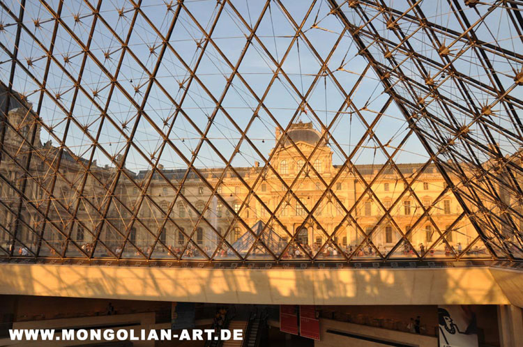 214_pyramide_louvre