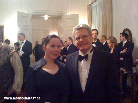 Joachim Gauck, Prsident der Bundesrepublik Deutschland, und Gereltuya Doyoddorj, Direktorin der Galerie ZURAG, Schloss Bellevue Berlin, 29.03.2012
