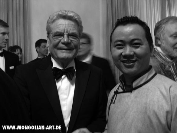 Joachim Gauck, Prsident der Bundesrepublik Deutschland, und OTGO art, Schloss Bellevue Berlin, 29.03.2012
